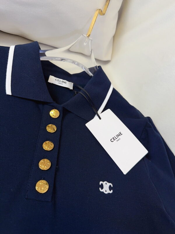 Céline – Robe Polo à cinq boutons avec broderie d’insigne, S/M/L