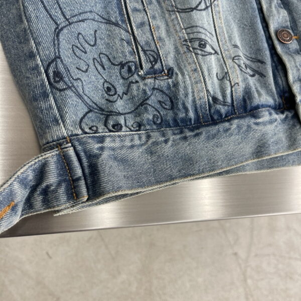 Balenciaga Printemps-Été 2023 – Nouveau Manteau en Jean Graffiti, Unisexe