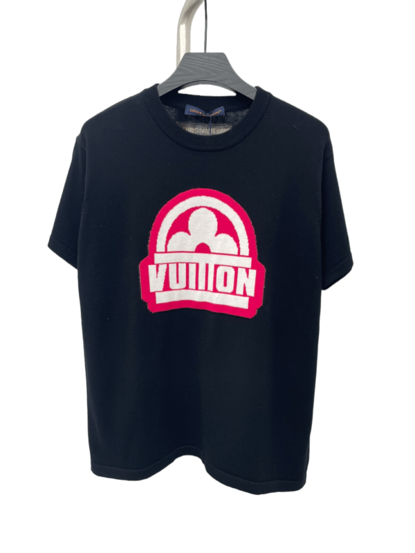 Louis Vuitton 2323: Découvrez le design floral unique du T-shirt à manches courtes