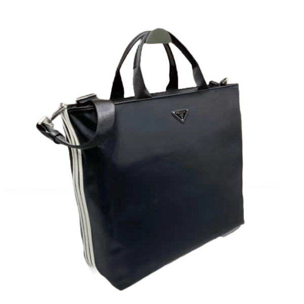 Tote Bag Adidas et Prada Collaboration – L’alliance parfaite du style et du raffinement