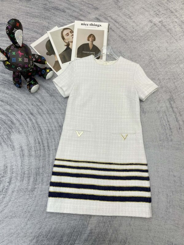 Nouvelle Robe Rayée Valentino Automne-Précoce, un Choix Élégant pour les Femmes de Goût