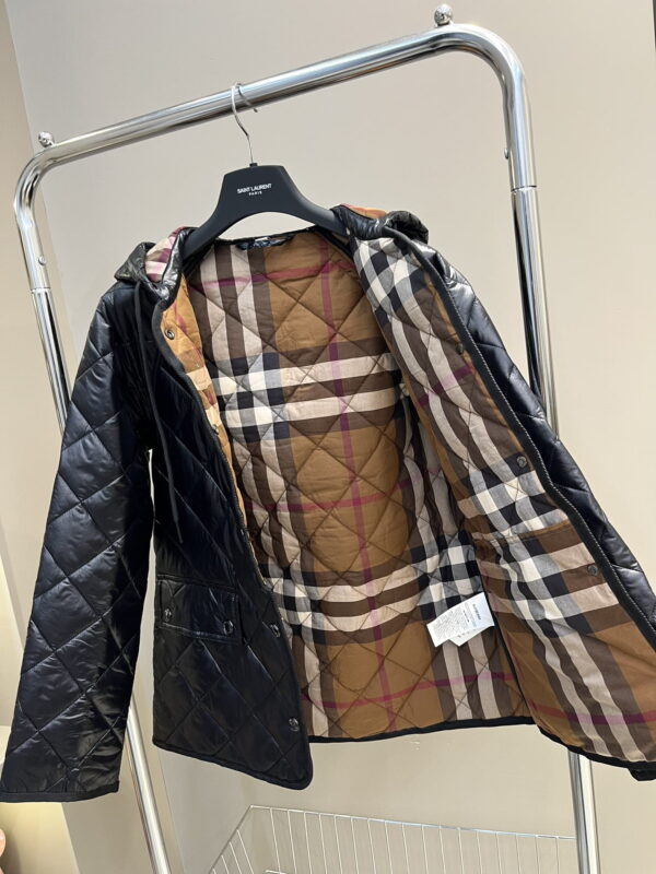 Burberry | Manteau matelassé à capuche brillant, synchronisé avec la collection hivernale officielle