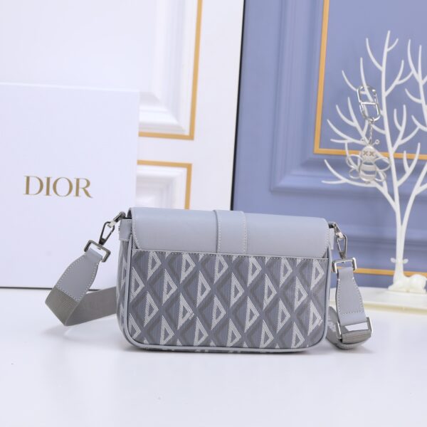 Dior Hit the Road Sac à Main: L’Harmonie Parfaite entre Mode et Utilité