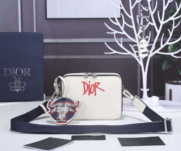 Dior – Élégance et Style avec le Sac Pochette pour Hommes