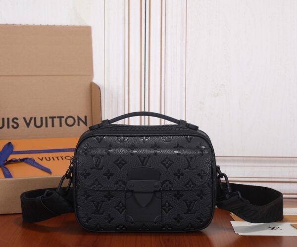 Authentique Sac Messager Louis Vuitton S Lock – Fusion d’Élégance Moderne et d’Héritage