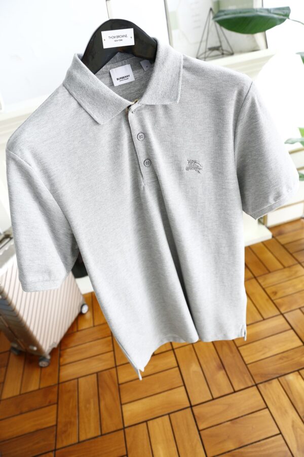 BURBERRY Été 2023 – Nouveau Polo à Col Revers, Classique et Élégant