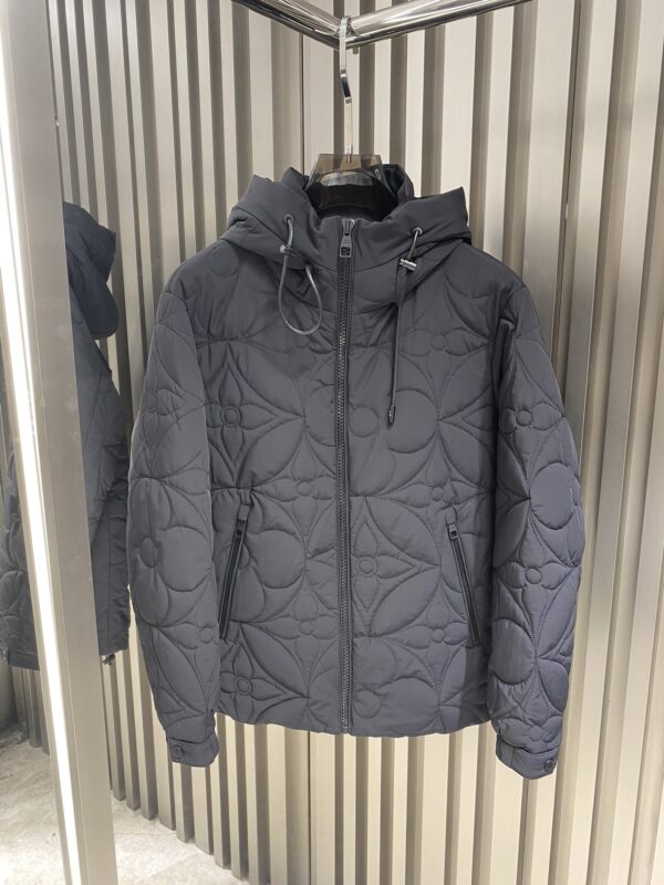 Louis Vuitton – Nouvelle Doudoune à Capuche Courte, Unisexe avec Motif Floral Brodé