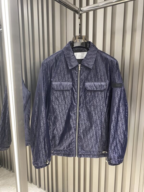 Christian Dior – Veste à col revers d’automne/hiver avec motif logo discret et design extensible aux poignets et à l’ourlet, Nouvelle Collection