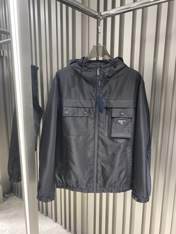 Prada – Veste à Capuche Automne/Hiver avec Poche à Rabat et Petite Plaque Métallique, Design à Bouton Caché aux Poignets