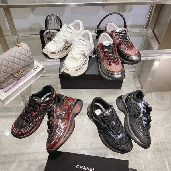 Chanel Chaussures de Sport Décontractées en Tweed à Carreaux, Collection Printemps/Été 2023