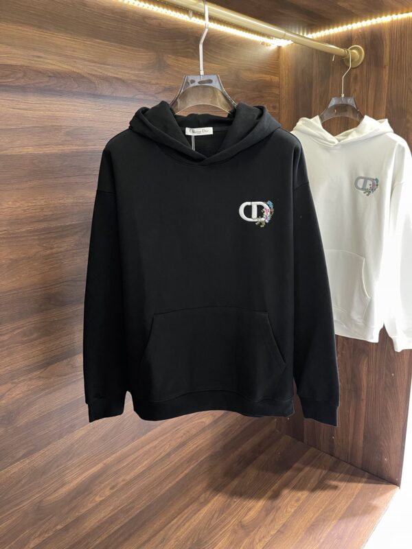 Sweat à capuche brodé de fleurs DIOR pour couple de la collection automne-hiver 2023: un hommage à l’art et au confort!