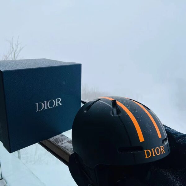 Casque de Protection Ski par Dior – L’Élégance à la Montagne