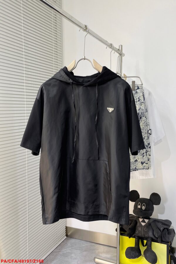 T-shirt à Capuche Prada pour Homme: Élégance Décontractée