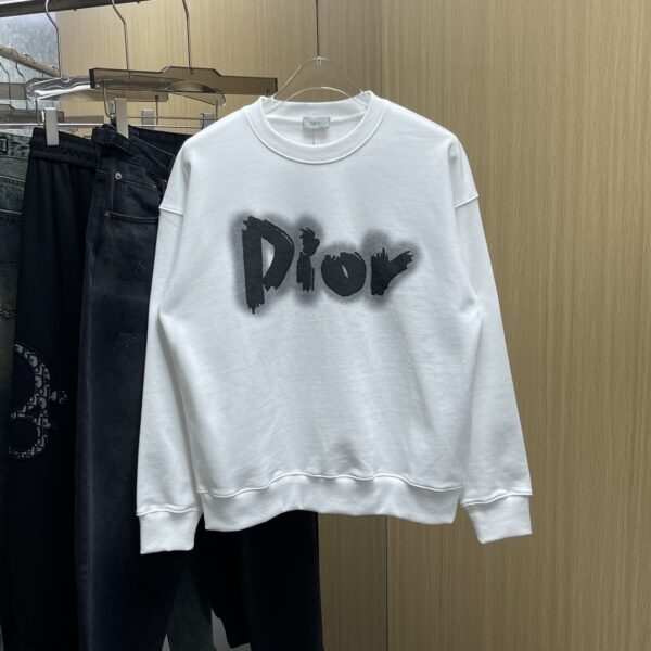 Dior Automne-Hiver 2023: Luxe et Élégance dans le Nouveau Sweatshirt Logo Imprimé