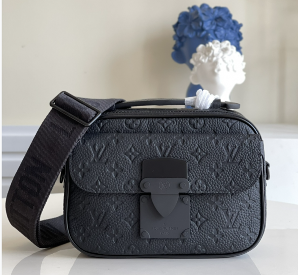 Sac Messager S Lock Taurillon Louis Vuitton – Noir (Louis Vuitton Taurillon S Lock Messenger Bag – Black)