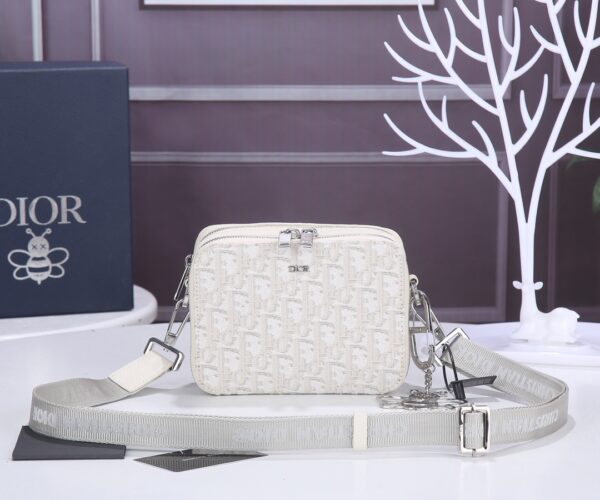 L’excellence de Dior: Le sac pour homme OBLIQUE, version supérieure