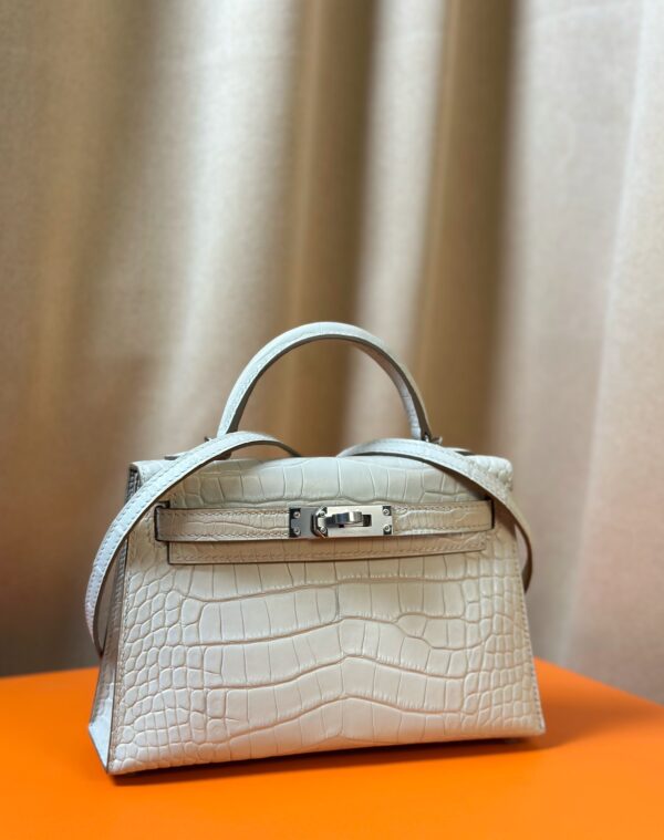 Kelly Mini 2ème Génération Importé – Cuir de Crocodile Américain Teinté à l’Eau Pure, Blanc Glacier, Boucle Argentée, Couture Intégralement Faite à la Main, Détails Authentiques en Prise de Vue Réelle