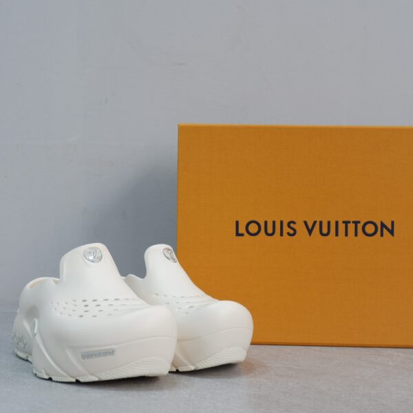 Louis Vuitton Shark Clog: Nouvelles Couleurs pour la Révolutionnaire “Chaussure à Trous”