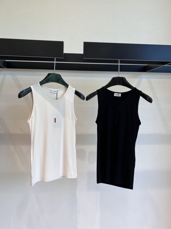 Top Femme 𝐒𝐚𝐢𝐧𝐭 𝐋𝐚𝐮𝐫𝐞𝐧𝐭 2023: Élégance Estivale avec Logo Brodé