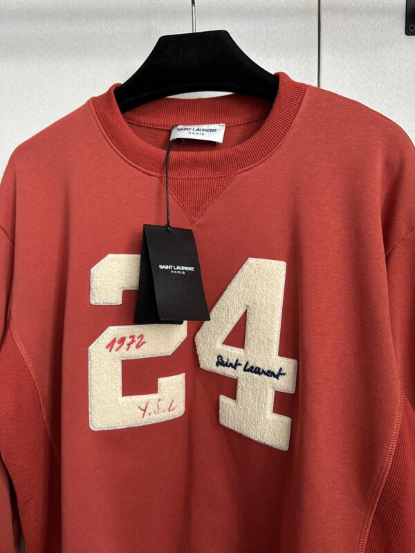 Sweatshirt Brodé Saint Laurent Automne/Hiver 2023 – Hommage Vintage au 7ieme Arrondissement de Paris