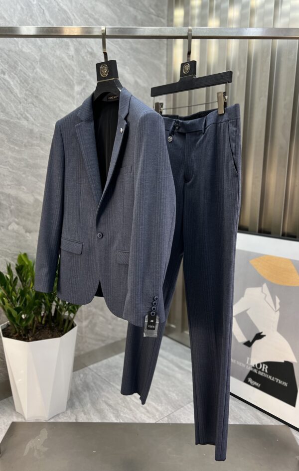 Versace – Élégance Personnalisée: Nouvelle Collection Automne-Hiver de Costumes avec Des Détails Haut de Gamme