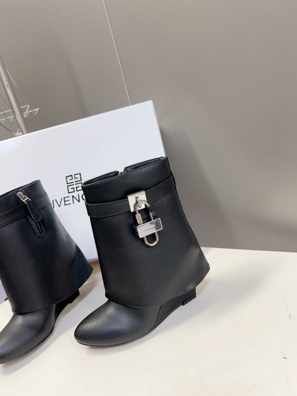 Bottes Requins Élégantes Givenchy: Le Sommet du Style et de l’Élégance