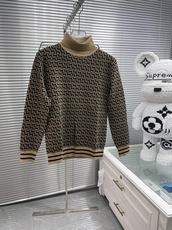 Pull en laine pour hommes de la collection automne-hiver 2023 de Versace – Original avec col rond, disponible sur le site officiel et en magasin.