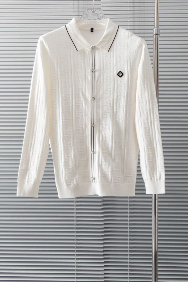 Nouveau – FENDI 23: T-shirt à Manches Longues Décontracté pour l’Automne! Un Chef-d’œuvre Minimaliste et Élégant.