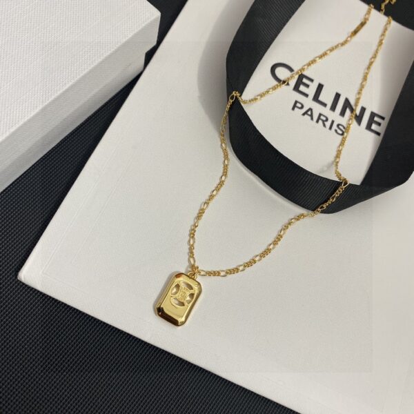 Collier Celine Triumphal Arch: Pendentif Carré sur Longue Chaîne, un Accessoire de Mode Essentiel et Élégant