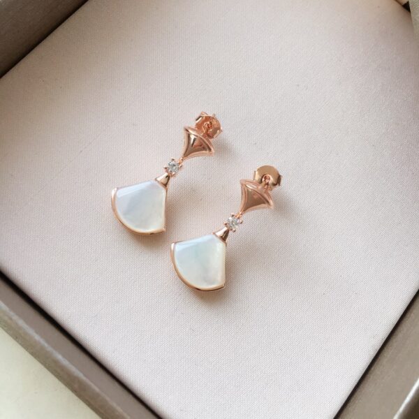 Élégance Absolue: Boucles d’oreilles et Robe Bulgari de Qualité Supérieure, Niveau d’Achat Direct