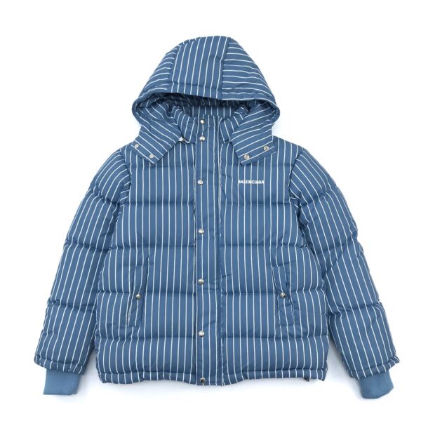 Blouson matelassé Balenciaga 20 avec logo brodé, capuche détachable et rembourrage volumineux