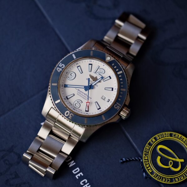 Breitling Superocean Automatique: Montre de Plongée de Luxe pour Hommes, avec Mouvement Mécanique Authentique et Style Dynamique