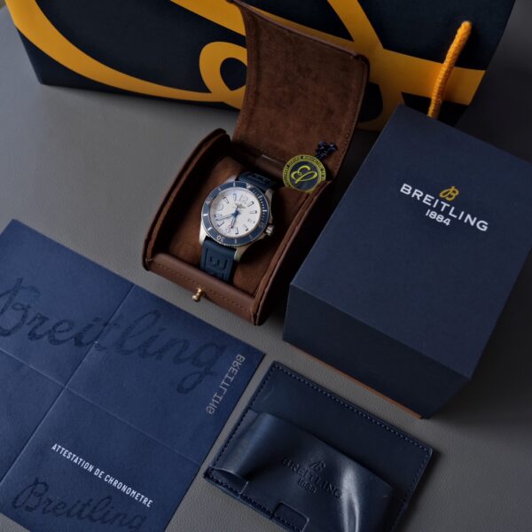 Breitling Superocean Automatique: Montre de Plongée de Luxe pour Hommes, avec Mouvement Mécanique Authentique et Style Dynamique