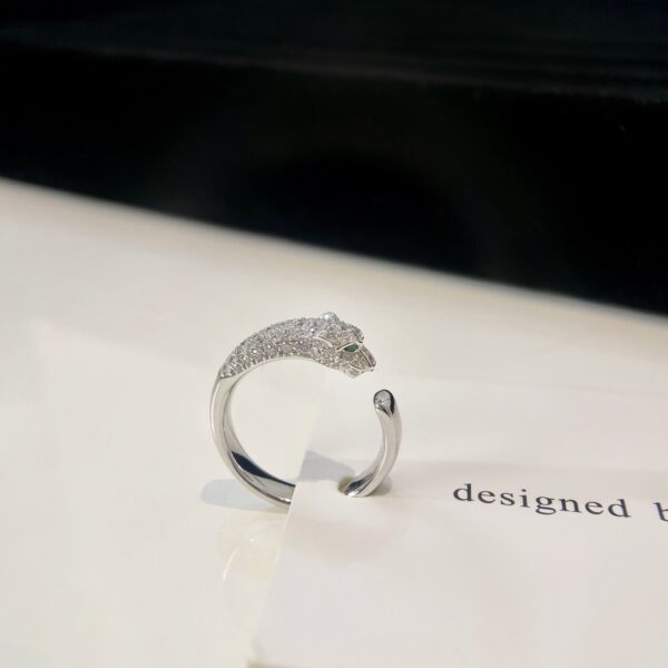 Bague Panthère Semi-Diamantée de la Collection Cartier Parthère en Argent Pur