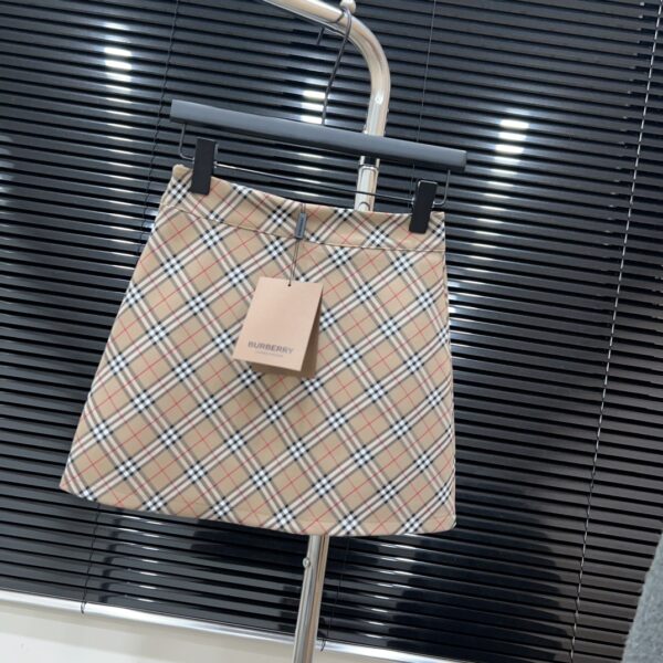 Ensemble Burberry à Carreaux: Votre Incontournable pour Toutes les Saisons!