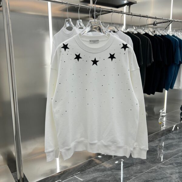 GIVENCHY Nouveauté Automne-Hiver 2023 – Sweat à Capuche Couple Étoile à Cinq Branches et Broderies d’Étoiles Scintillantes