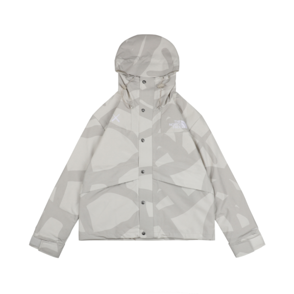 TNF X KAWS: Édition Spéciale de la Veste de Combat, Qualité Boutiques, Livrée dans un Élégant Coffret Cadeau