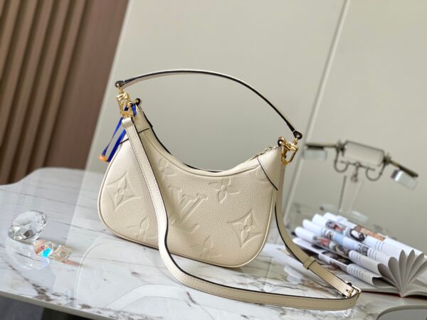 Bagatelle: Élégance en Blanc Lait avec Empreinte Florale