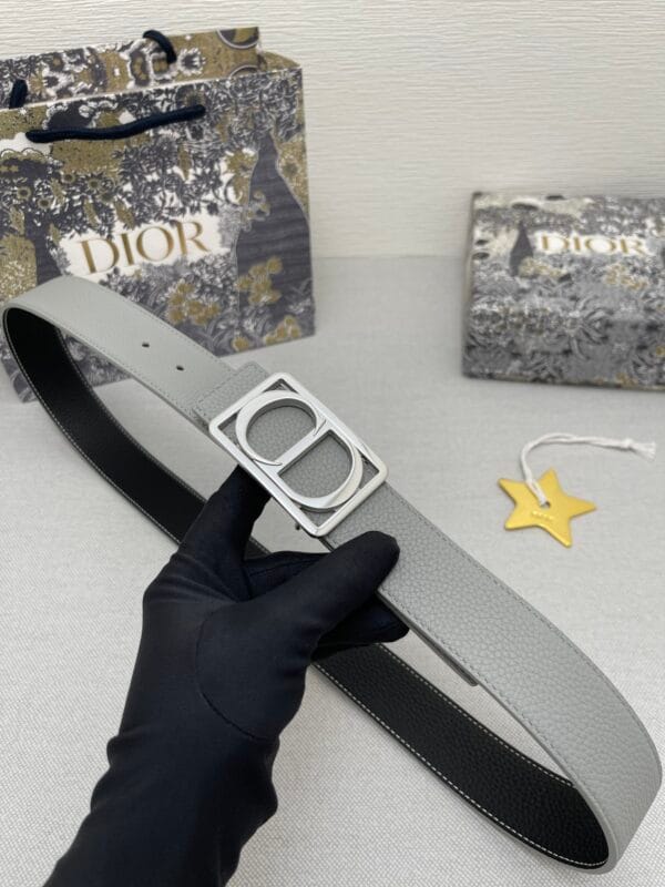 Élégance Double Face – La Nouvelle Ceinture Dior de 35 mm pour l’Automne 2023