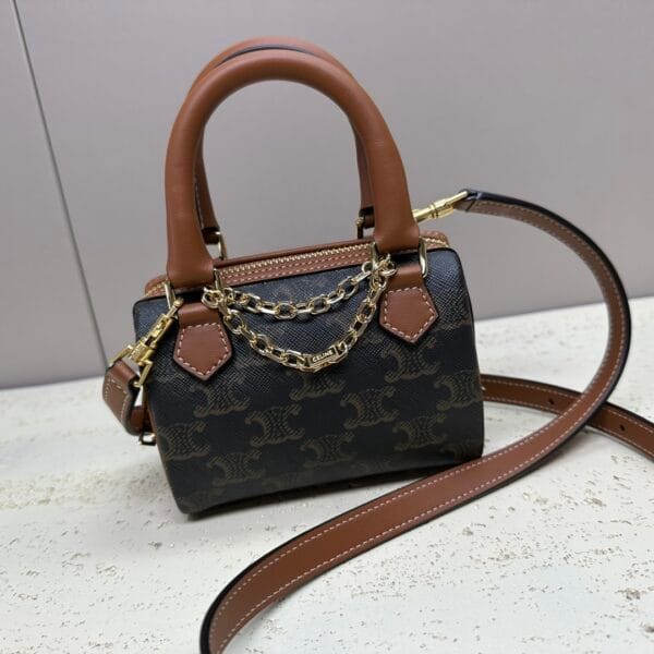 Mini Sac à Bandoulière en Forme de Coussin avec Petit Pendentif Brillant – TRIOMPHE en Similicuir