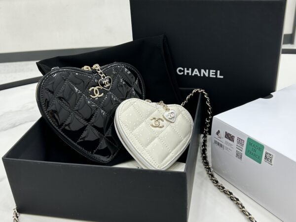Chanel: Sac en Cuir Laqué avec Cœurs