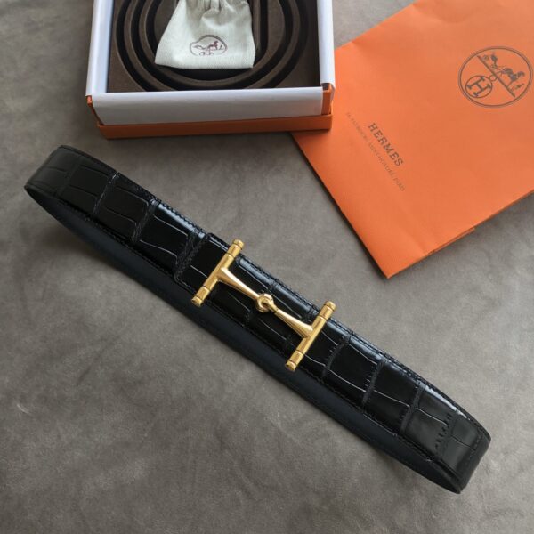 L’Élégance Incarnée – La Nouvelle Ceinture Hermès en Cuir de Vachette avec Motif Croco