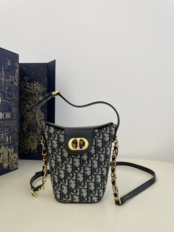 Nouveau Sac à Frites de la Collection Printemps 2024: Un Charmant Inédit”