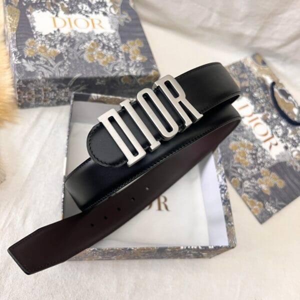 Dior – L’Élégance Double Face avec la Ceinture de 35 mm
