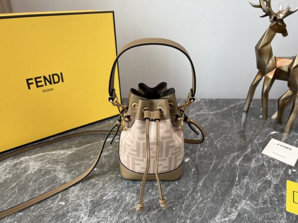 FENDI Mon Trésor Bag: L’Élégance du Cubique au Toucher Velours