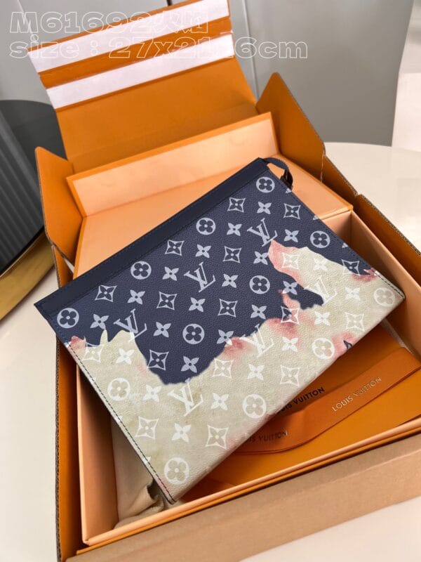 Louis Vuitton – Pochette Voyage M61692 – Édition Flamme – Détails et Élégance