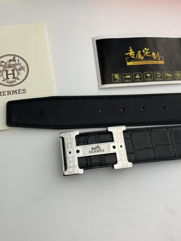 Élégance et Raffinement: La Nouvelle Ceinture Hermès en Cuir d’Alligator