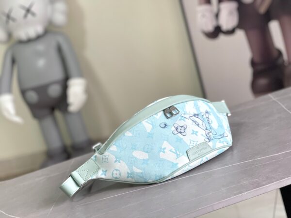 Élégance et Praticité: Découvrez le Nouveau Sac Banane pour Homme de Louis Vuitton