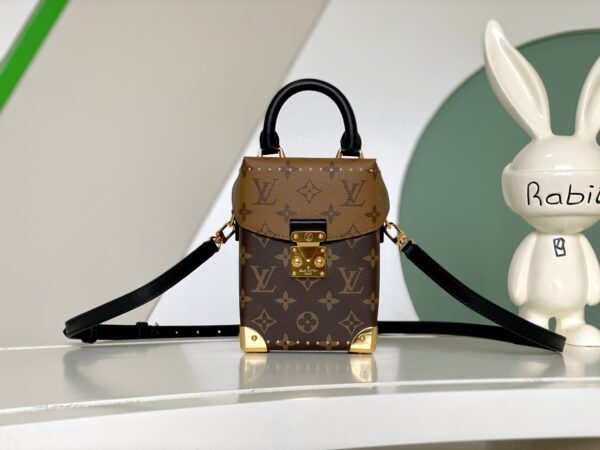 Découvrez la Série de Sacs à Main Camera Box M82465 Jaune de Louis Vuitton