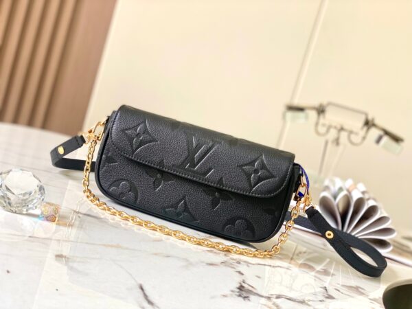 Élégance Florale: Découvrez le WOC Monogramme en Cuir Pressé Noir M82211